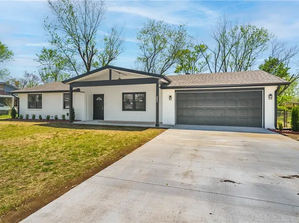 204 E Pinion St, Rogers, AR 72756