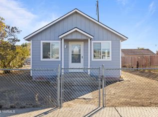 103 E Elizabeth St, Wapato, WA 98951