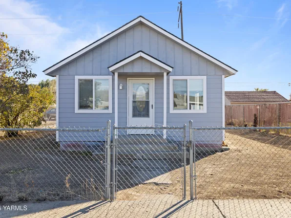 103 E Elizabeth St, Wapato, WA 98951