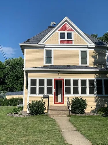 308 Water St N Photo 1