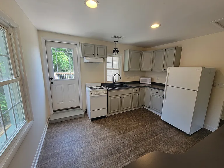 716B 1st St S #B — Photo 4