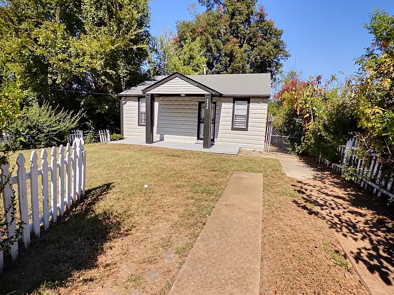 3 bed, 1.0 bath, 1242 sqft, $975 — Photo 3