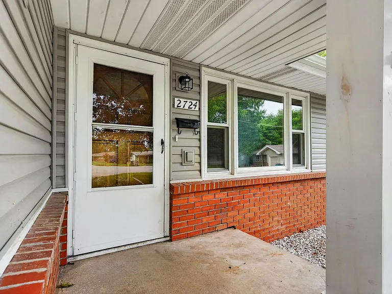 2724 N Franklin Ave — Photo 2