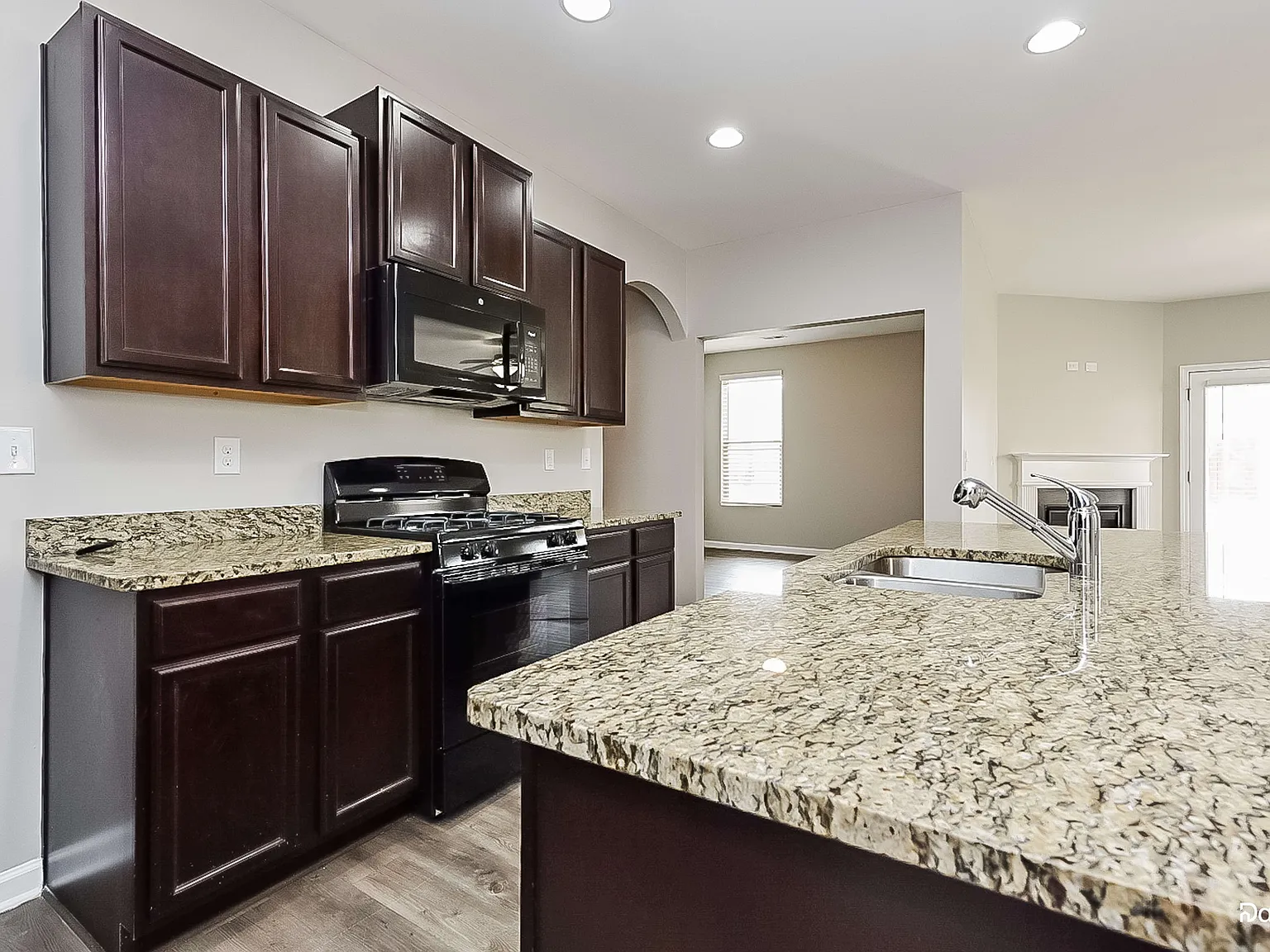 4 bed, 2.5 bath, 2466 sqft, $2,600 — Photo 2