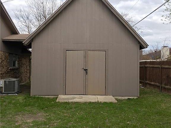 3rd image of 2402 Acron Dr