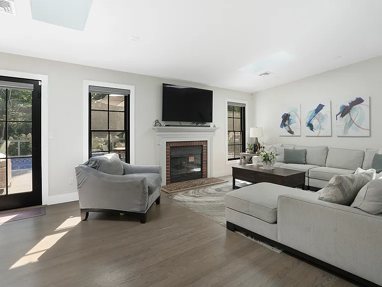 42 Sandra Rd — Photo 7