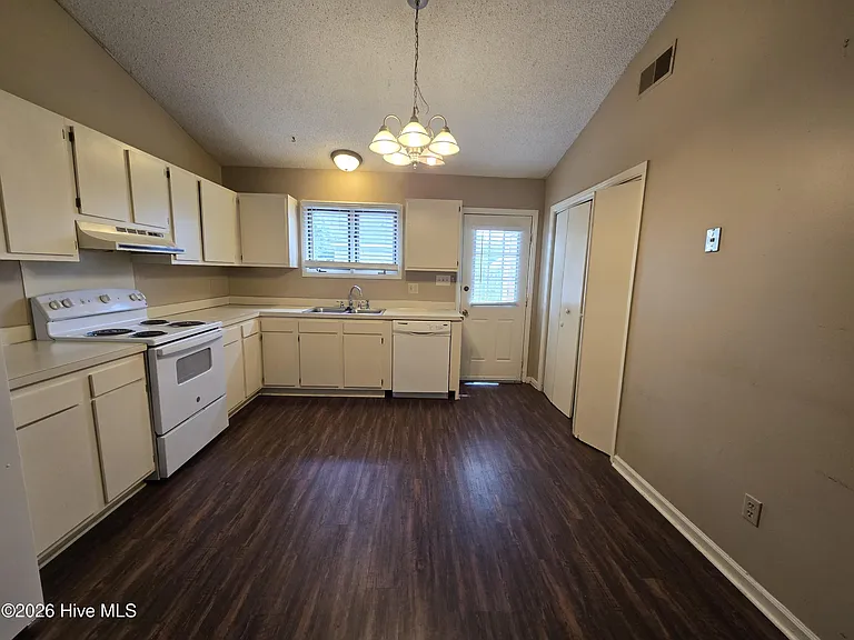 1910 White Hollow Dr — Photo 4