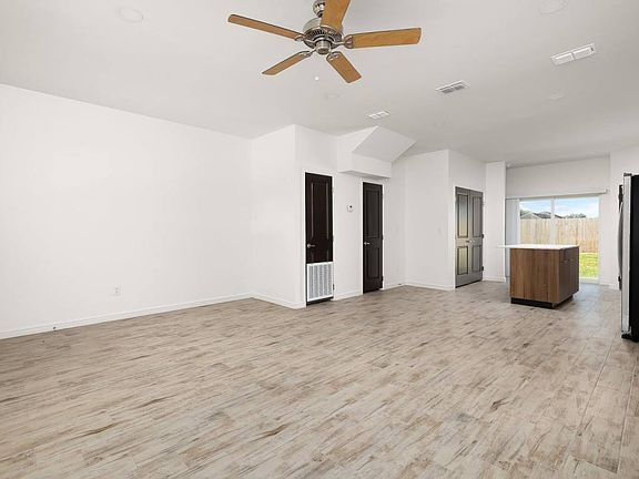 4th image of 609 Jasper St APT 2