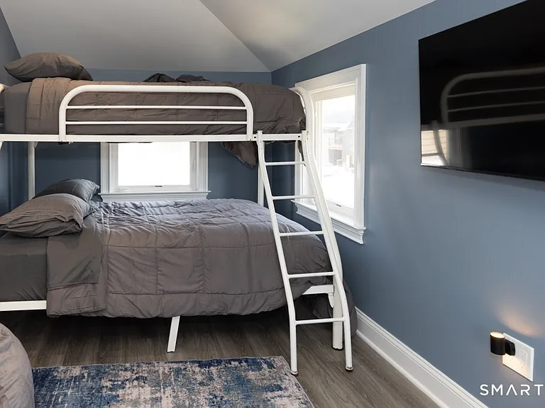 57 Swan Ave — Photo 30