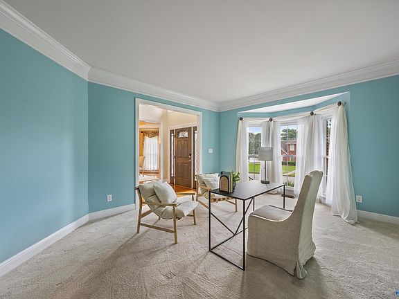 3rd image of 131 Oakhurst Dr