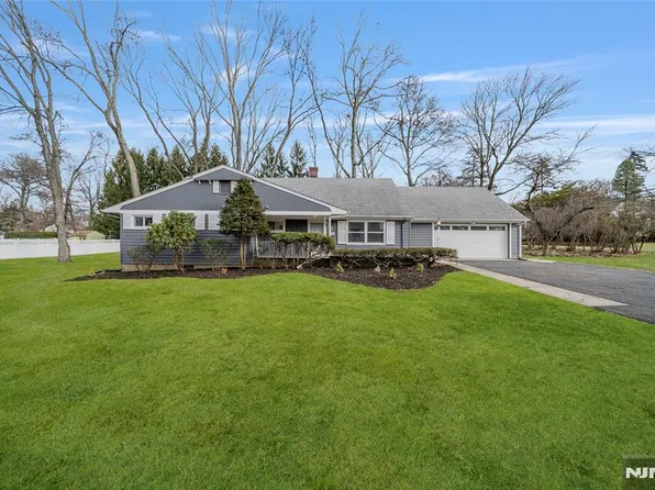 2 Meda Pl, Midland Park, NJ 07432