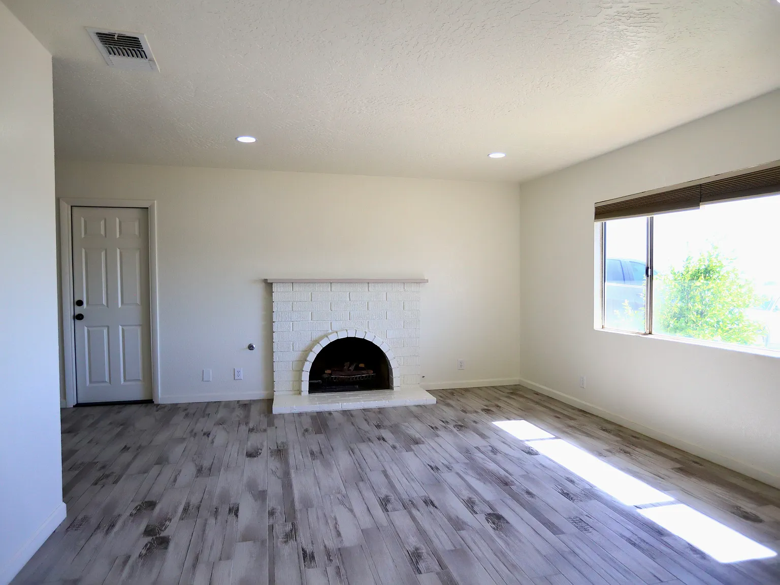 2 bed, 1100 sqft, $2,095 — Photo 3