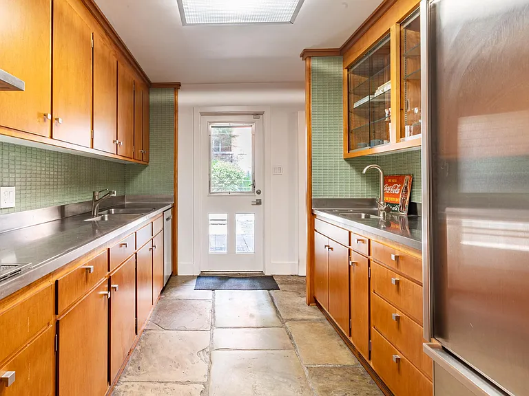 111 W Charlton St — Photo 21