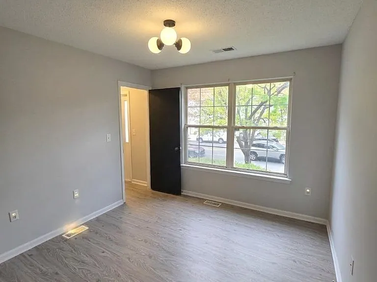 151 W Market St — Photo 8