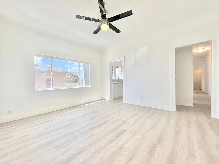 707 W 48th Street — Photo 20