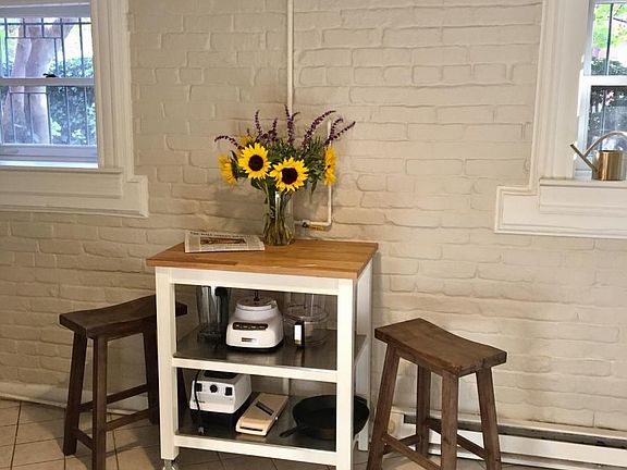 eat-in kitchen