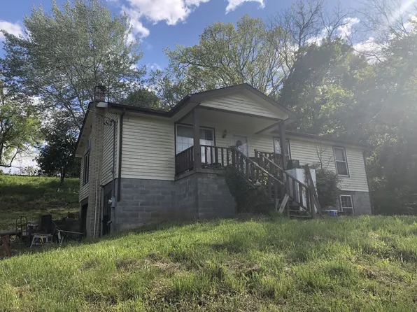 250 Garrison Ln, Cottontown, TN 37048