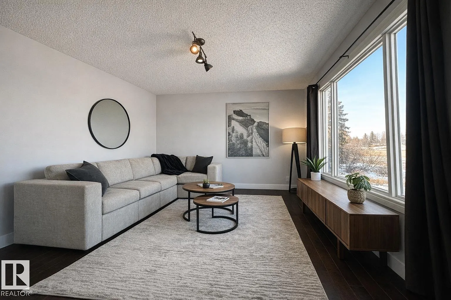 3 Bed 1 Bath Upper Suite Fraser Edmonton — Photo 2