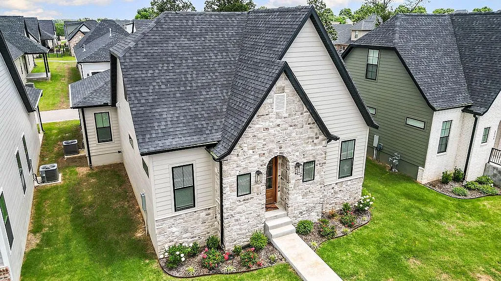 3 bed, 2.5 bath, 1595 sqft, $4,000 — Photo 1