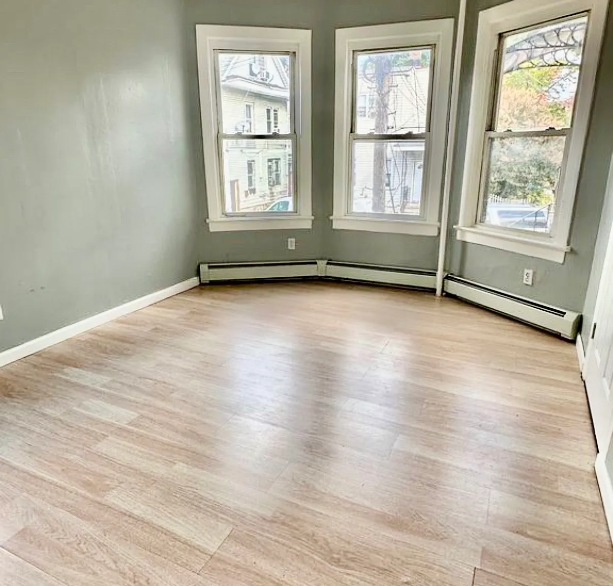 3 bed, 1925 sqft, $2,350 — Photo 2