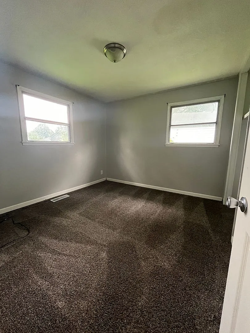 2 Bedroom 1 Bathroom House — Photo 3