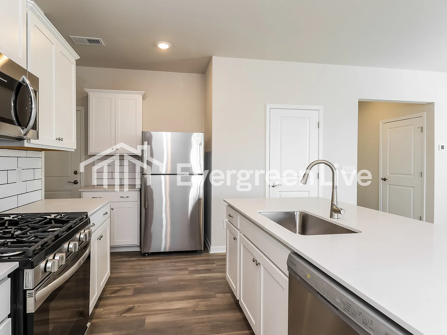 4 bed, 3.0 bath, 2170 sqft, $2,420 — Photo 4