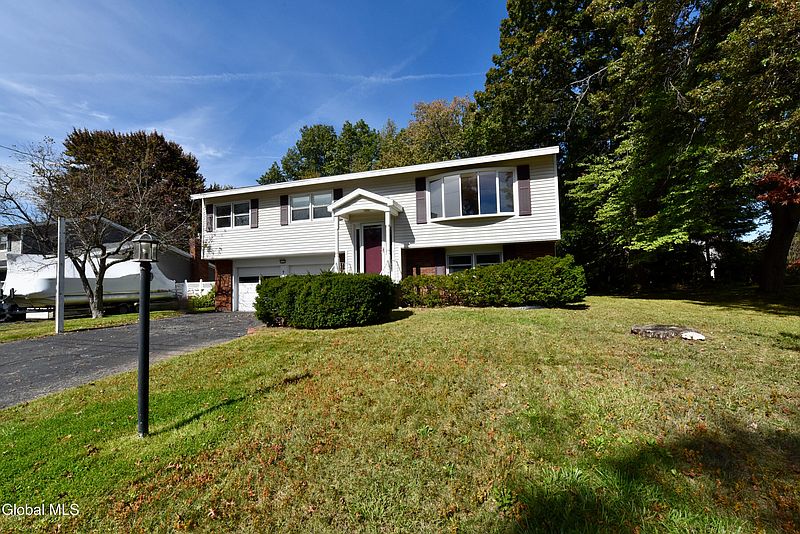 3rd image of 7 Woodland Drive