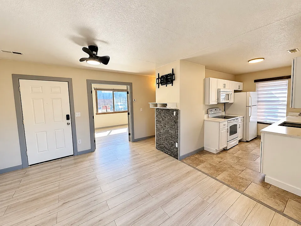 2241 S Buckley Rd #101