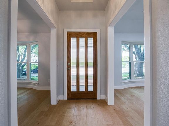 2nd image of 2828 Meadowbrook Dr