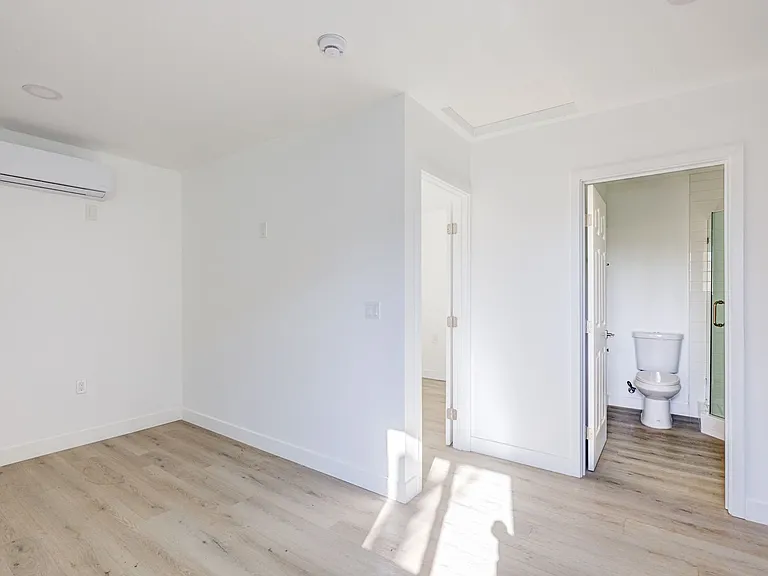 Berendo Street Apartments — Photo 19