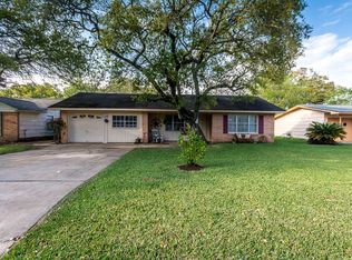 106 Pin Oak St, Lake Jackson, TX 77566