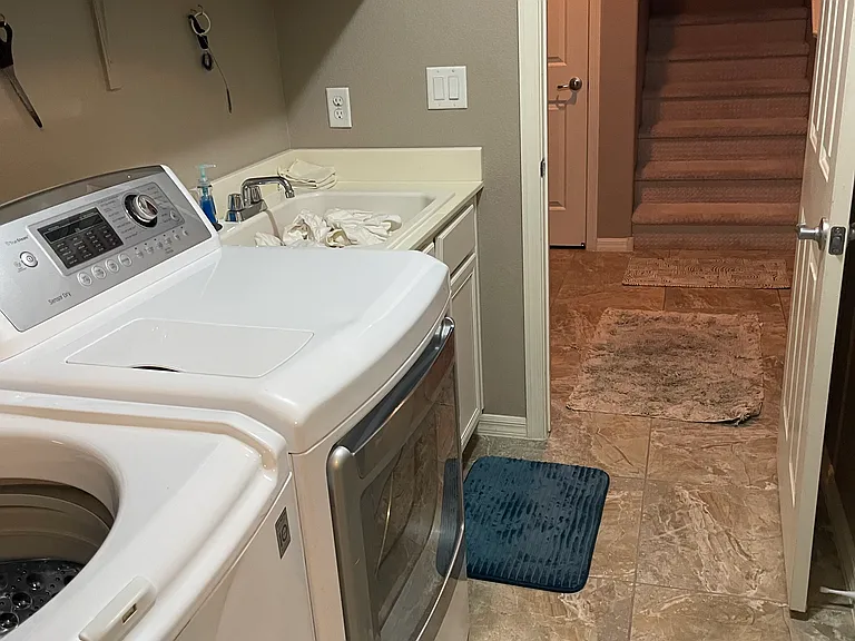 Laundry washer/dryer