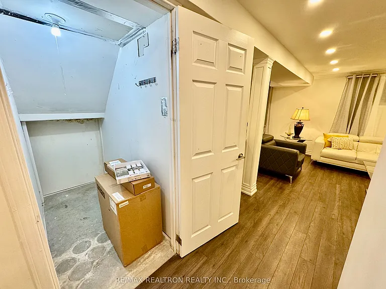 214 Bayview Ave #BASEMENT — Photo 10