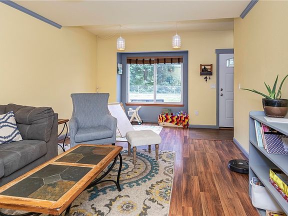 4th image of 251 NE Barbara Blvd
