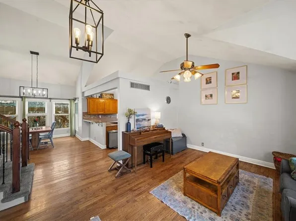 21315 W 56th St, Shawnee, KS 66218