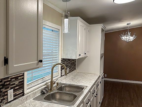 5th image of 200 Fairlane Dr