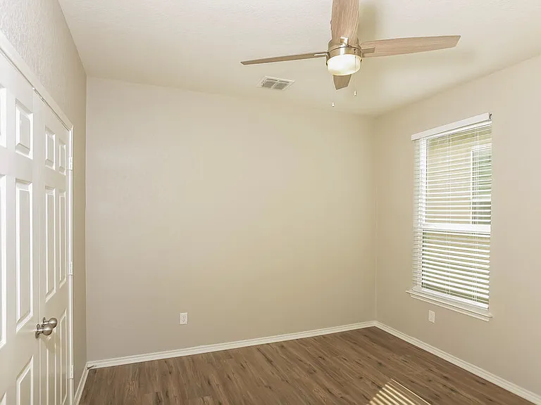 27402 Emilie Cyn — Photo 14
