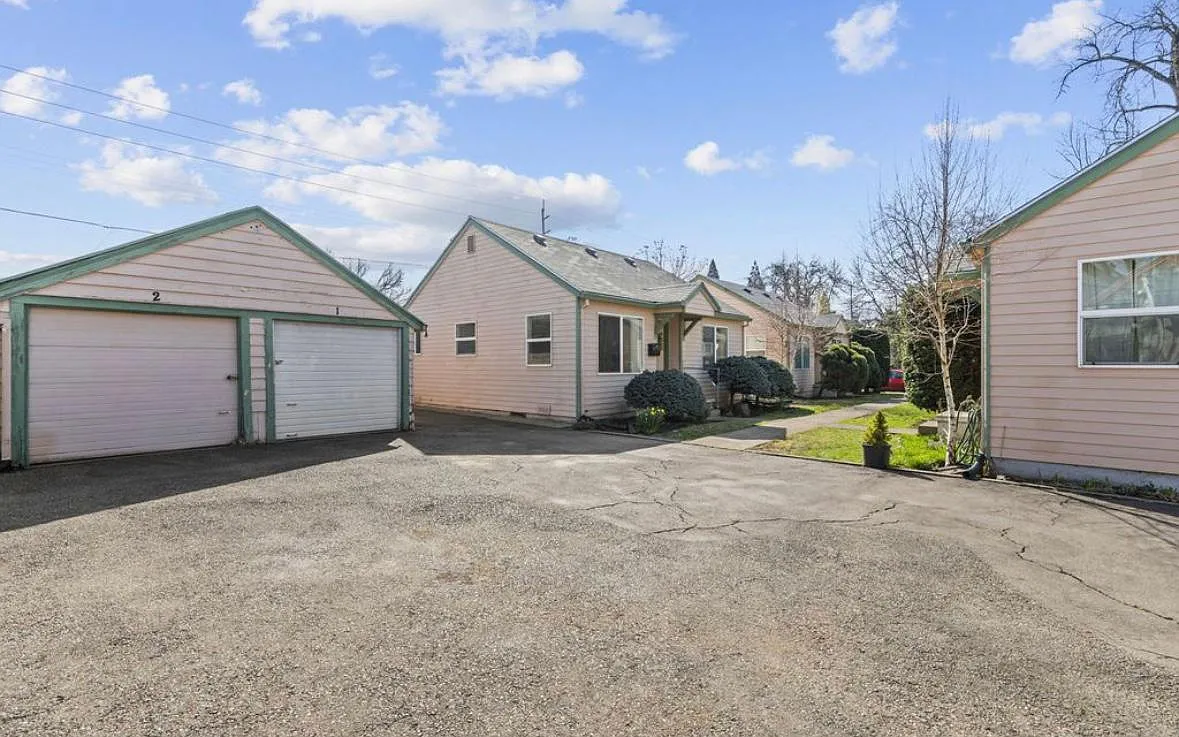 1647 Winona Ct NE — Photo 3