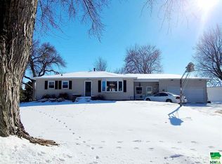 1618 1st St, Hull, IA 51239