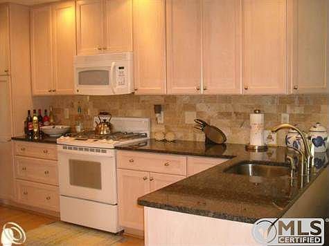 19273 Kitchen 1.jpg