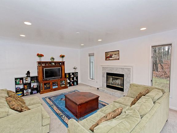 5th image of 71 Lori Dr