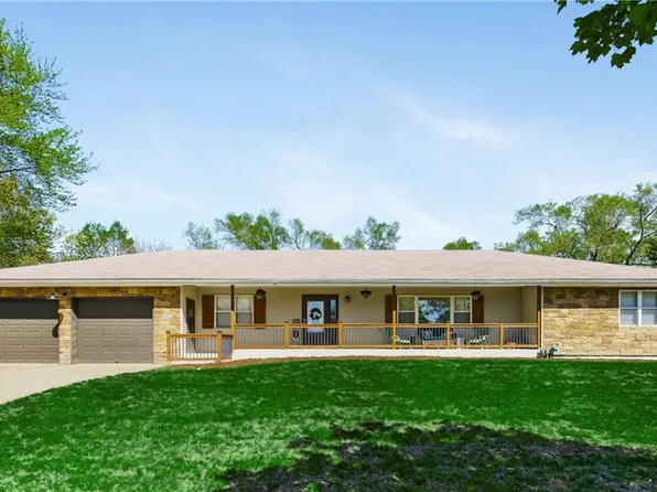 105 S Village St, Tonganoxie, KS 66086