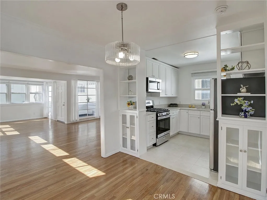 1 bed, 1.0 bath, 800 sqft, $3,300 — Photo 3