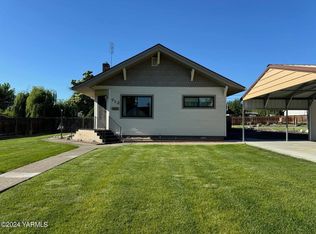 712 W 4th St, Grandview, WA 98930