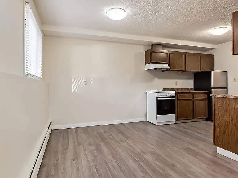 5516 47a Ave #104 — Photo 10