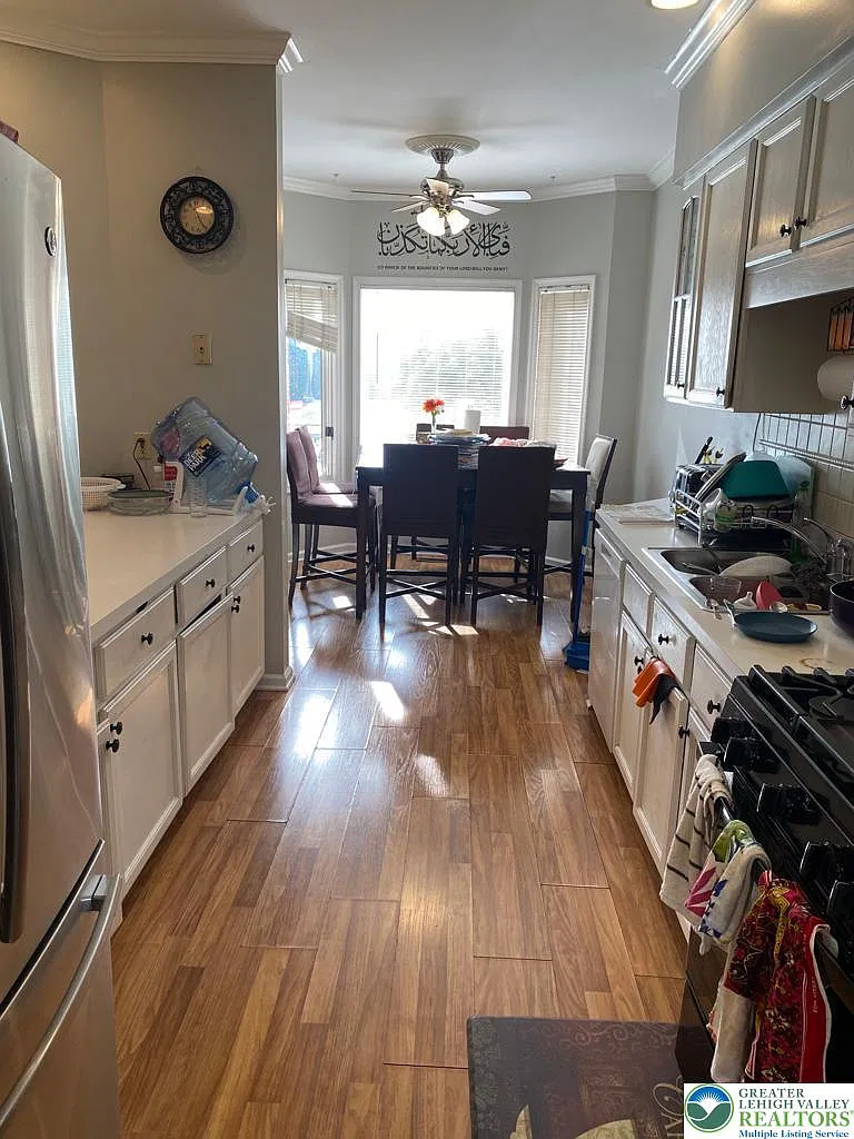 3 bed, 2.5 bath, 1882 sqft, $2,500 — Photo 3