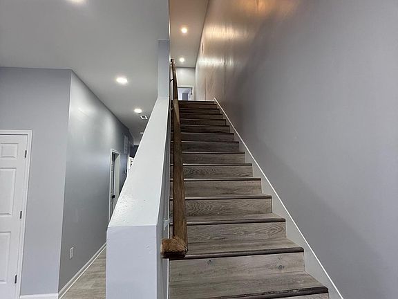 4th image of 1806 N Mount St