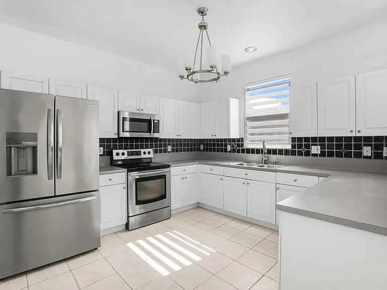 9002 SW 214th Ln — Photo 5