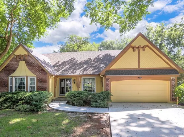 9025 Greenway Ln, Lenexa, KS 66215