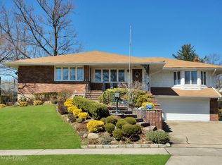 21 Lords Way, New Hyde Park, NY 11040
